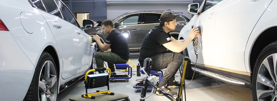 Мастер AutoSpecStudio выполняет полировку автомобиля
