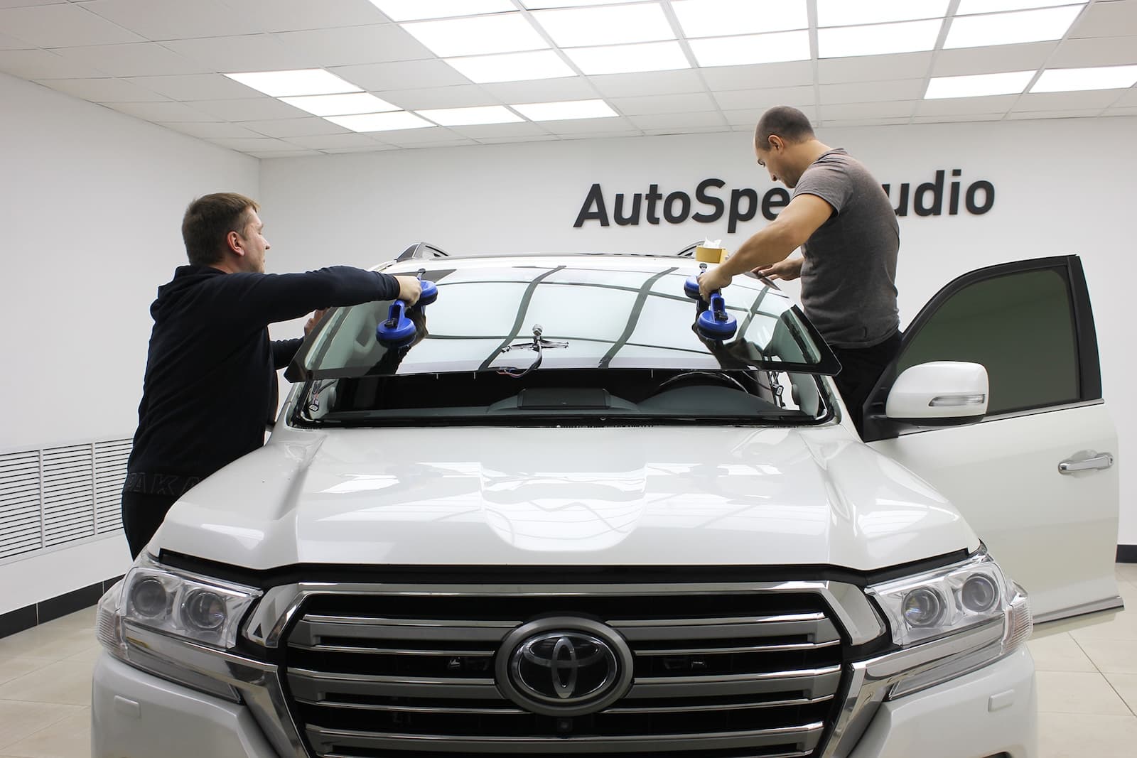 Автомобиль в светлой студии AutoSpecStudio